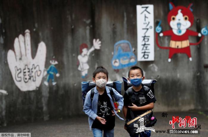 日本政府发放的口罩太小？日媒称近10_厚生-孩子们-口罩-