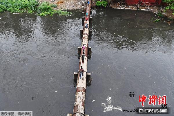 印度新德里遭大雨袭击城市交通受阻路面_塌陷-印度-路面-