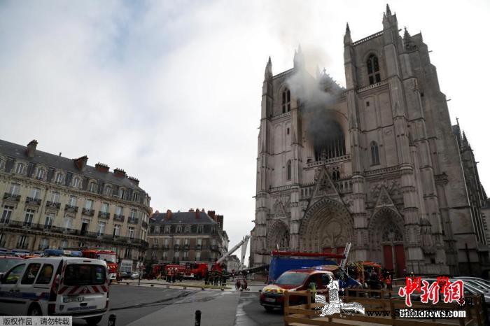 法国南特教堂大火调查取得重要进展一嫌_南特-拘押-纵火-