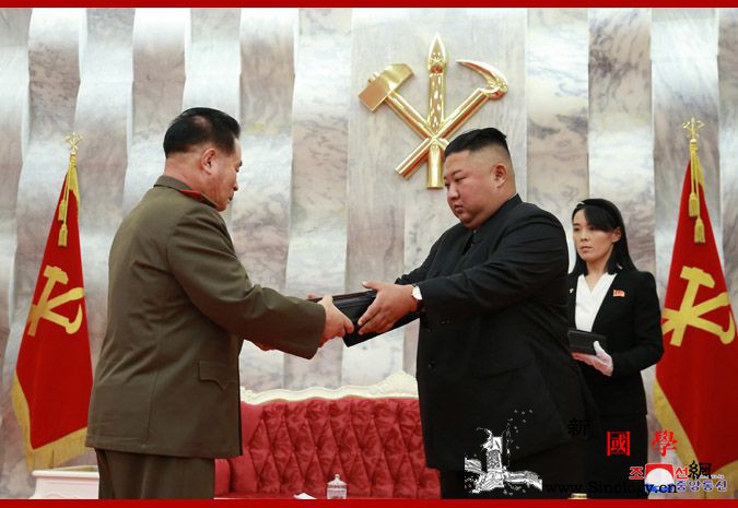 金正恩授予朝鲜军队指挥成员纪念手gu_朝鲜-画中画-武装力量-