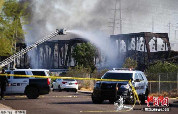 美亚利桑那州一列车发生脱轨事故现场燃_浓烟滚滚-脱轨-美国-