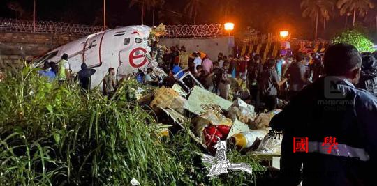 印度一客机冲出跑道已致17人死亡无中_印度-失事-客机-