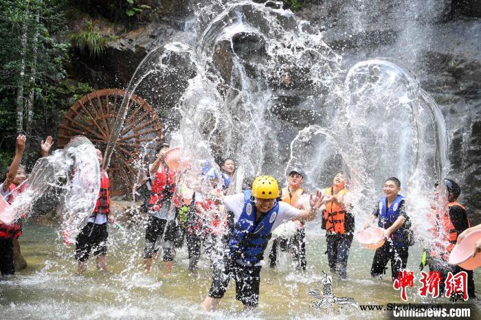 高温雨水齐登场中东部多地迎来“桑拿天_琼州海峡-南海-等地-