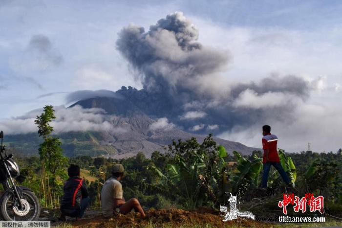 印尼锡纳朋火山再次喷发火山灰柱高达2_苏门答腊-印尼-火山灰-