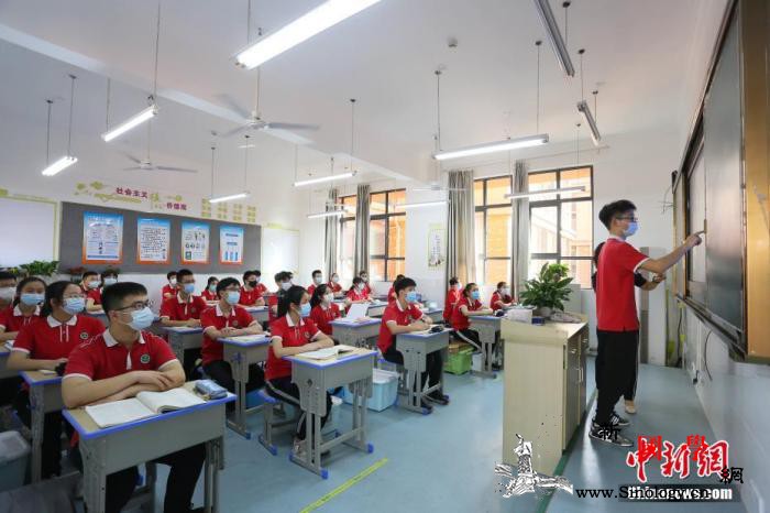 教育部：中高风险地区学生教职工返校需_教职员工-返校-口罩-