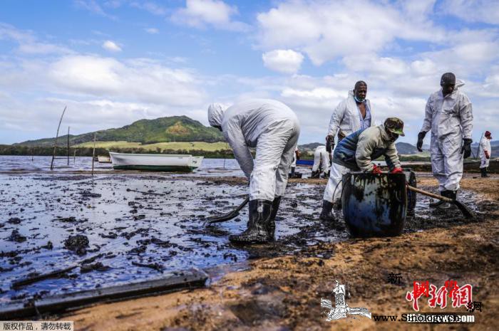 毛里求斯搁浅日本货轮断成两半残存燃油_毛里求斯-船身-货轮-
