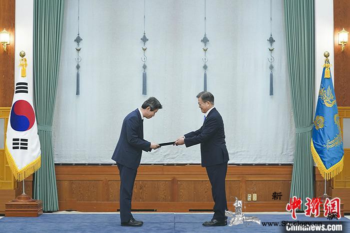 韩总统文在寅调整6名青瓦台秘书改组工_青瓦台-任命书-韩国-