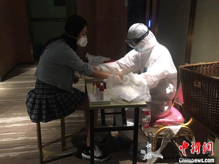 陕西医护人员为归国人员提供“暖心”服_西安-归国-医护人员-