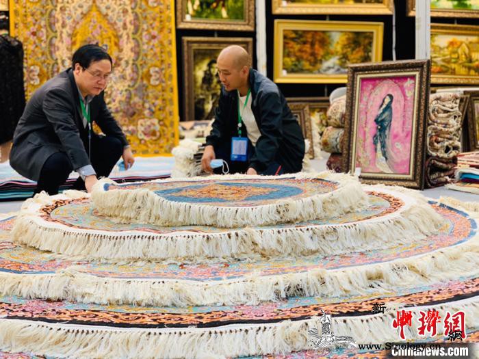 国内外精品藏毯亮相青海生态（产业）博_青海-图为-客商-