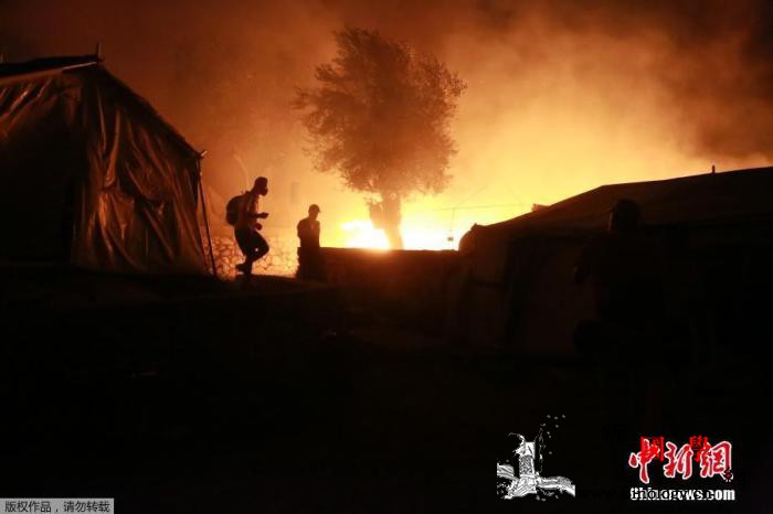 希腊岛屿难民母婴感染新冠送院前露宿街_难民营-希腊-难民-