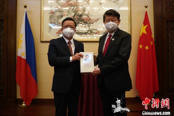 驻菲大使黄溪连与菲华社侨领共迎中国国_治国-菲律宾-赠送-
