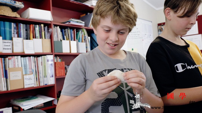 新西兰中文周｜惠灵顿少年包饺子的"初_惠灵顿-学生们-饺子-包饺子-