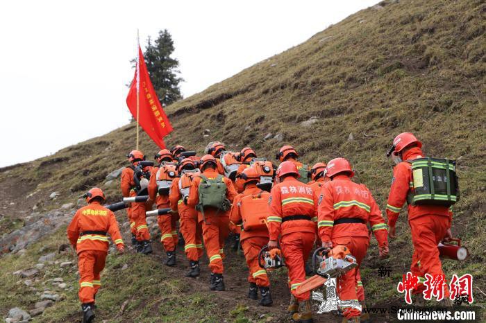 新疆森林消防在“绿色谷底”开展“橙红_驻防-牧民-执勤-