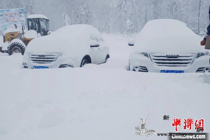 亚雪公路经昼夜清雪恢复通行：游客顺畅_海林-林业局-雪车-