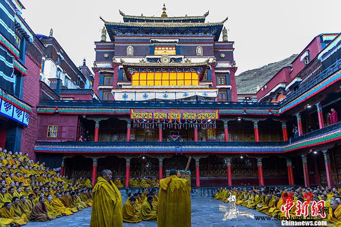 十一世班禅参加扎什伦布寺高级辩经_格鲁派-班禅-僧人-