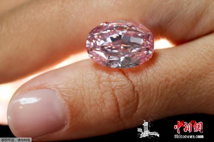 14.83克拉！罕见紫粉色钻石拍出2_日内瓦-瑞士-粉色-