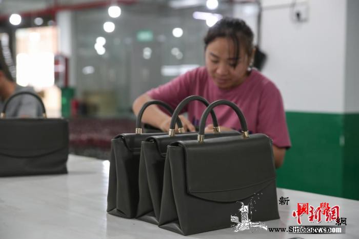 人社部：累计帮助358万搬迁贫困劳动_布依族-黔西南-扶贫-