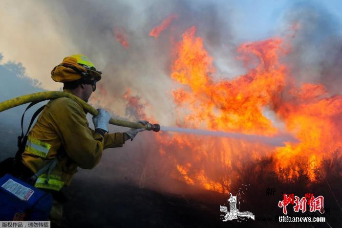 美加州山火再起：民众紧急疏散数十万户_加利福尼亚州-火情-山火- ()
