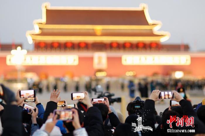 上万人新年首日天安门广场观升旗：祝福_天安门广场-升旗-护旗-