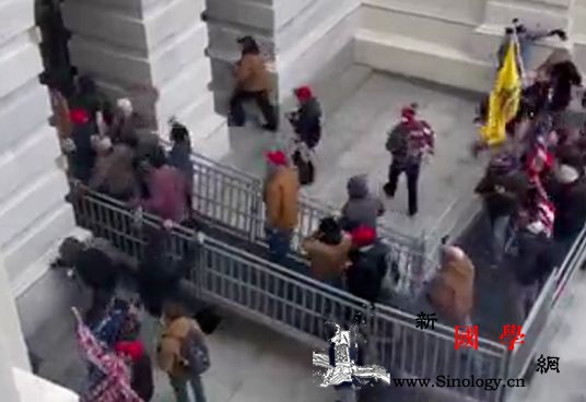 美示威者攻破国会一名中gunqian_美国国会-华盛顿-抗议者-