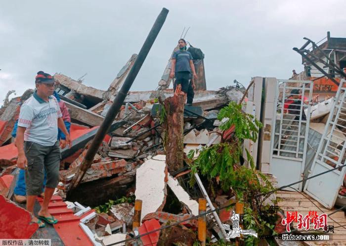 印尼6.2级地震死亡人数升至7人60_印尼-损毁-倒塌-
