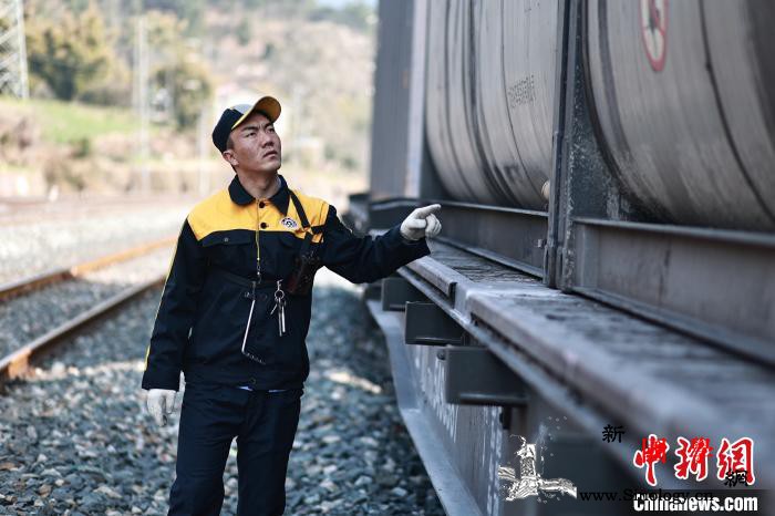 宝成铁路四等小站的藏族小伙：“铁路是_藏族-广元-列车-