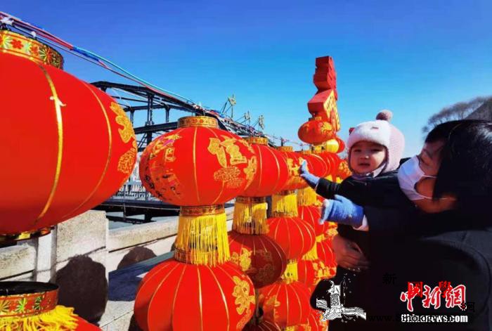 写春联、包饺子、挂灯笼……中国各地“_春节期间-留学生-挂灯-