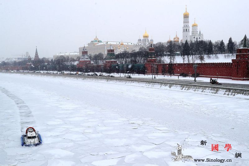 莫斯科遭遇近50年最大降雪城区积雪厚_莫斯科-降雪-拥堵-