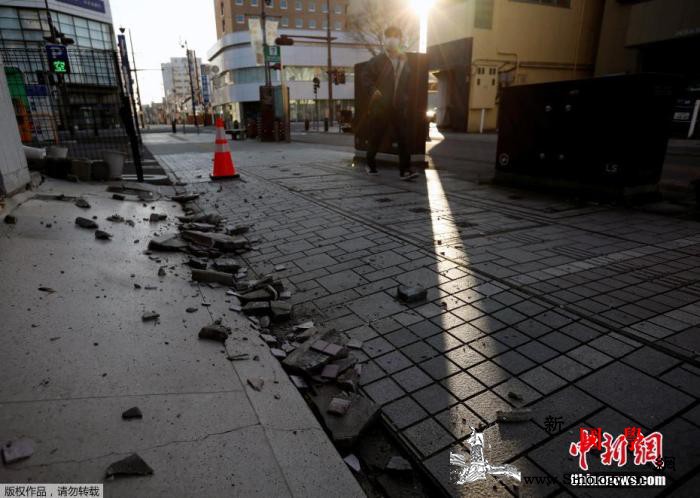 日本福岛地震震级修正为7.3级已致1_日本-外墙-倒塌-