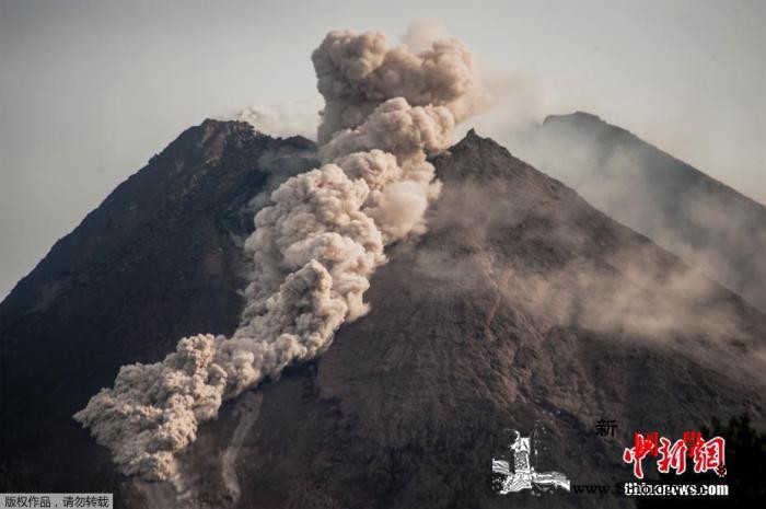 印度尼西亚默拉皮火山喷发涌出滚滚红色_拉皮-印度尼西亚-岩浆-
