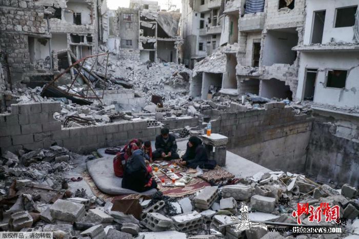 叙利亚一座难民营发生火灾导致4人死亡_叙利亚-难民营-废墟-