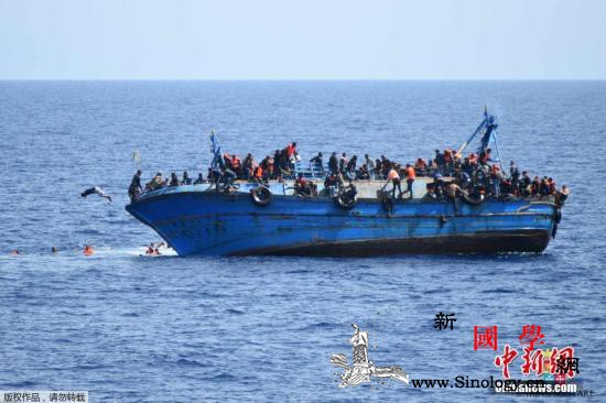 德国救援船载363名难民请求靠港未果_利比亚-难民-马耳他-