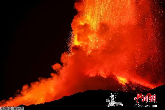 意大利埃特纳火山密集喷发专家：尚不知_西西里岛-意大利-喷发-
