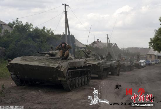 俄媒：乌克兰政府军在乌东地区与民间武_顿巴斯-乌克兰-政府军-