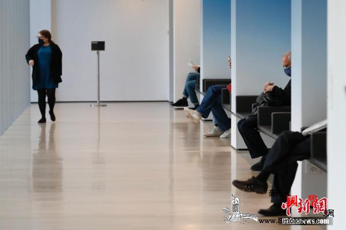 民调：全美每5人就有1人失去亲友但对_疫情-开放-低点-