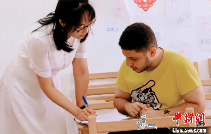 喜欢中国相声的埃及学生：汉语像一根魔_埃及-汉语-学习-口吃-