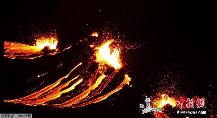 冰岛一火山休眠6000年后喷发红色光_冰岛-熔岩-喷发-