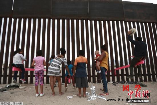 拜登政府首次允许参观边境设施移民儿童_跷跷板-边境-移民-