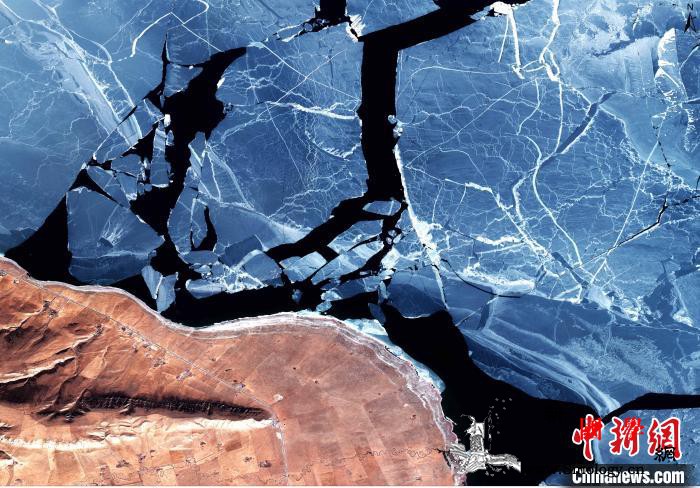 卫星图像观察青海湖：“高原蓝宝石”开_青海湖-浮冰-蓝宝石-