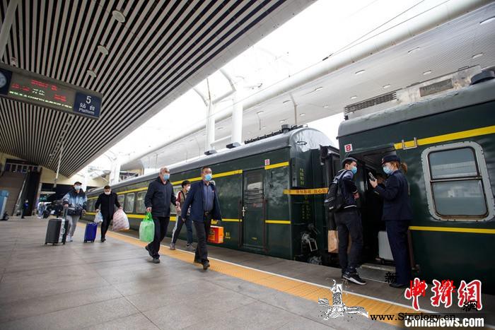 别样清明节：“就地过年”后掀起“补偿_返乡-旅客-清明-