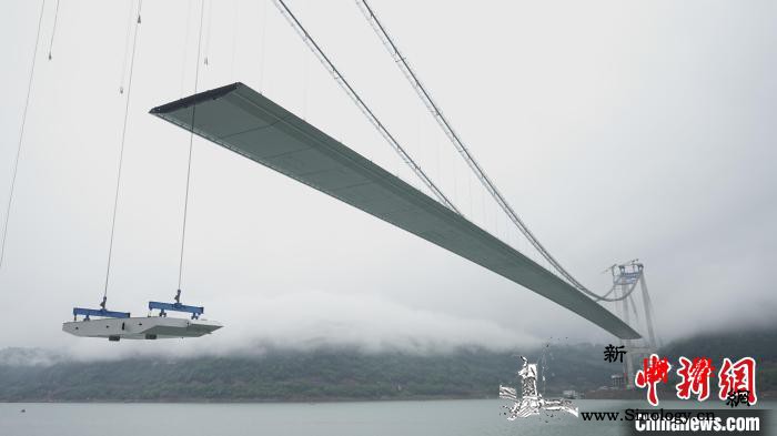 新田长江大桥创国内施工纪录逾200吨_长江大桥-吊装-图为-