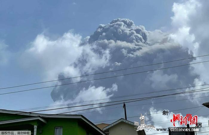 加勒比海岛国火山喷发上万人撤离空气中_格林-加勒比海-火山灰-