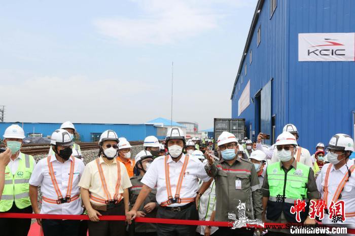 印尼官员视察雅万高铁项目(图)_雅加达-印尼-图为-