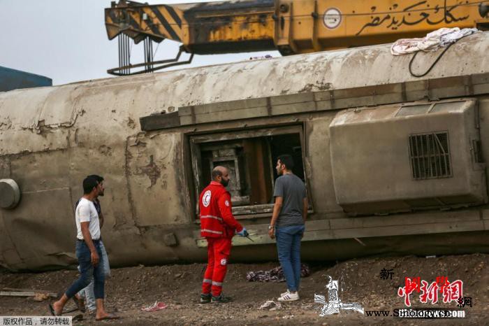 埃及列车脱轨事故已致11人丧生_开罗-卫生部-埃及-
