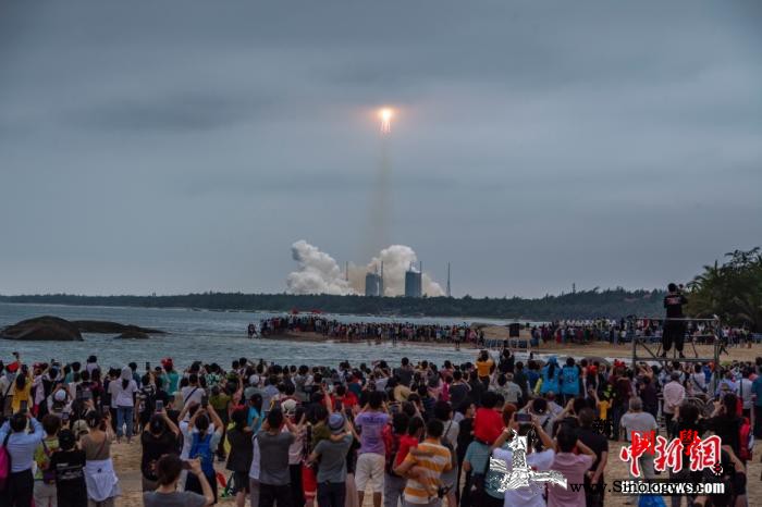 数万民众在海南文昌见证天和核心舱发射_文昌-海南-水湾-