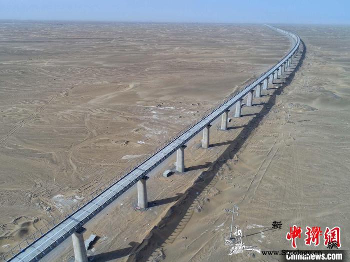 新疆和若铁路全线最长特大桥架梁完成_塔里木盆地-铺轨-桥墩-
