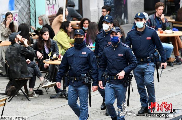 滞留印度的意大利夫妇乘包机回国均被转_西蒙-印度-意大利-