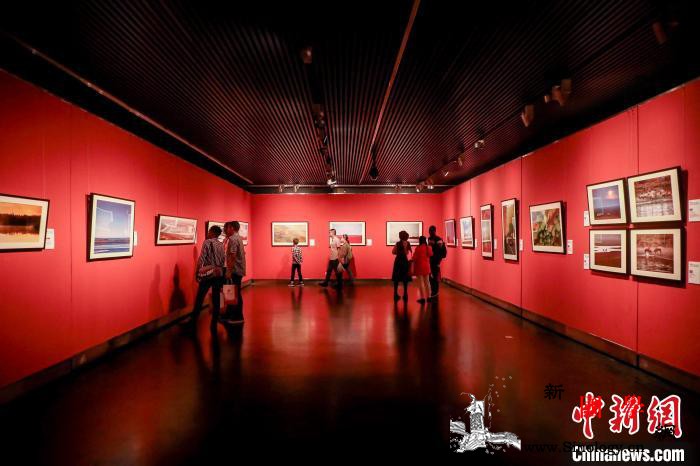 与世界对话:国际摄影师用3000余张_回顾展-江苏-共同社-法新社-