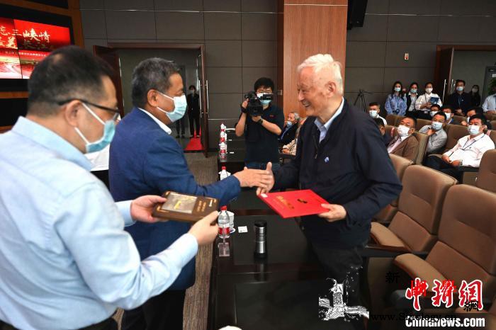 三峡工程建设纪念牌在武汉颁发致敬工程_长江-工程建设-颁发-