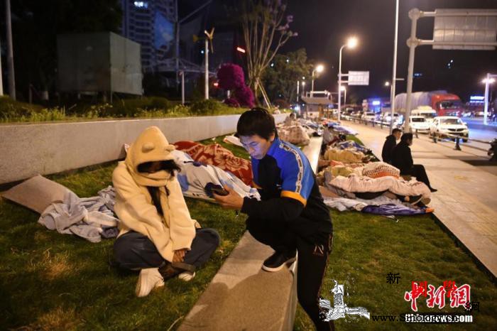 云南漾濞地震震中见闻：天色渐明救援开_云南省-大理-震中-